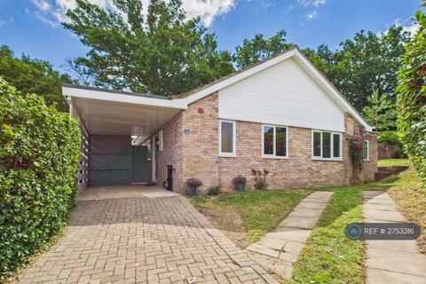 3 bedroom bungalow to rent, Vine Tree Close, Tadley, RG26