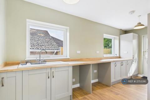3 bedroom bungalow to rent, Vine Tree Close, Tadley, RG26