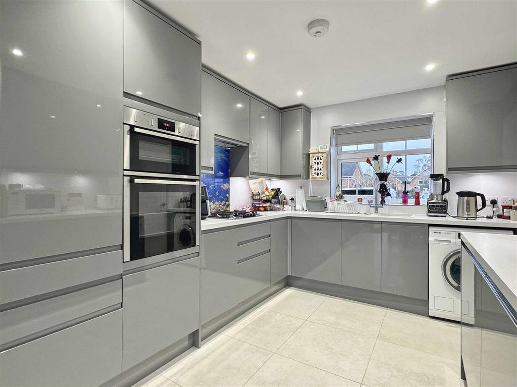 Kitchen b.jpg