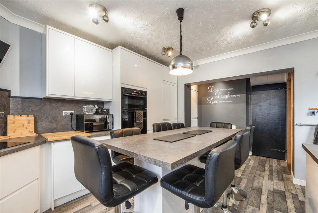 Kitchen &amp; breakfast bar.jpg