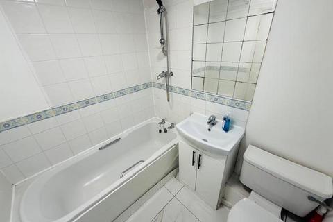 2 bedroom flat to rent, Pickford Gardens, Slough, SL1 3GQ