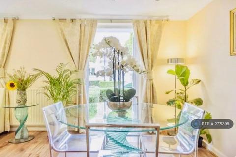 1 bedroom in a flat share to rent, Chiswick, London, W4