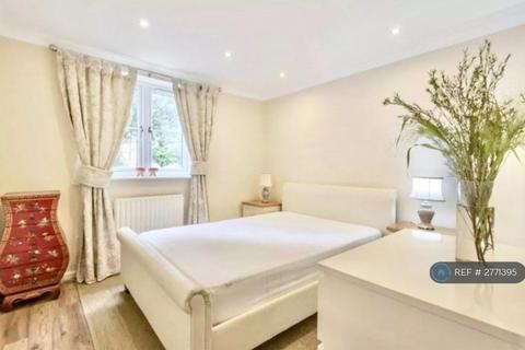 1 bedroom in a flat share to rent, Chiswick, London, W4