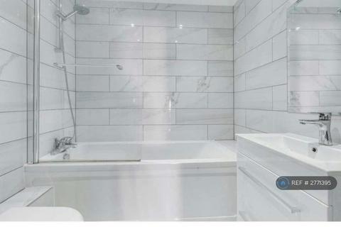 1 bedroom in a flat share to rent, Chiswick, London, W4