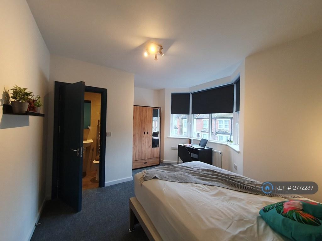 Room 2 With Private Ensuite Bathroom