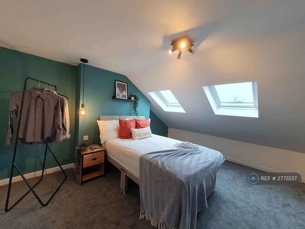 Room 5 (Shares Bathroom With Room 6)