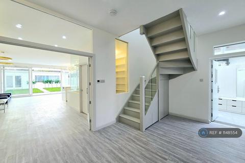 5 bedroom detached house to rent, Blakes Avenue, New Malden, KT3