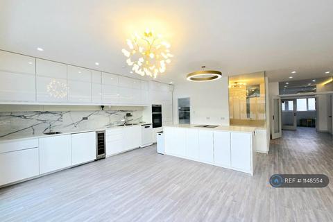 5 bedroom detached house to rent, Blakes Avenue, New Malden, KT3
