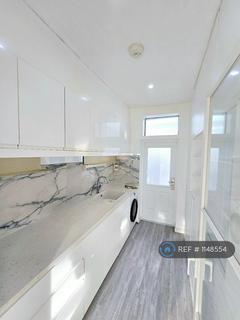 5 bedroom detached house to rent, Blakes Avenue, New Malden, KT3