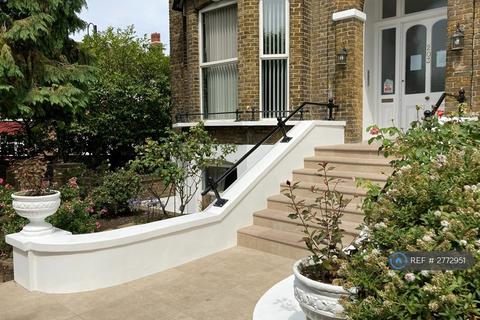 2 bedroom flat to rent, Addiscombe Road, Croydon, CR0