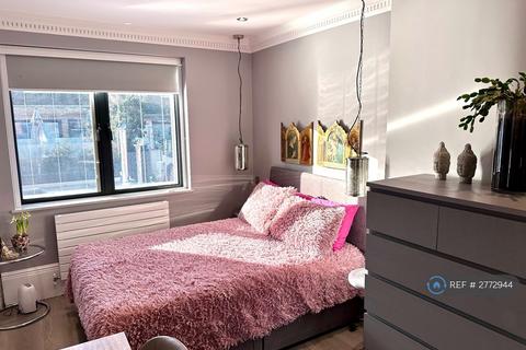 1 bedroom in a flat share to rent, Truslove Road, London, SE27