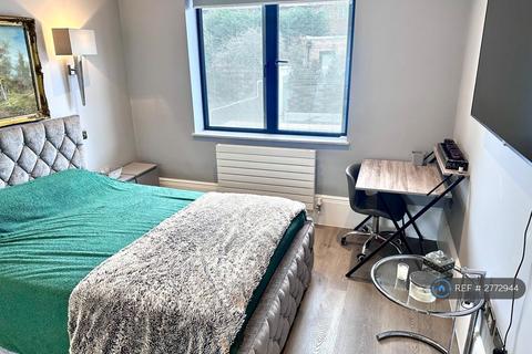 1 bedroom in a flat share to rent, Truslove Road, London, SE27