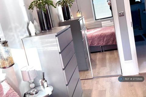 1 bedroom in a flat share to rent, Truslove Road, London, SE27