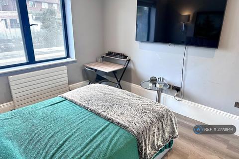 1 bedroom in a flat share to rent, Truslove Road, London, SE27