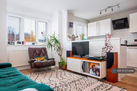 Caroline Close, London, N10