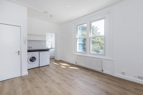 Studio to rent, Camden Road, London  N7