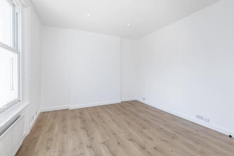 Studio to rent, Camden Road, London  N7