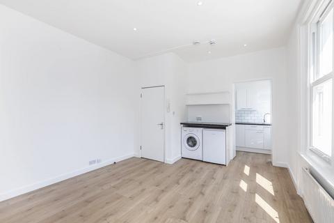Studio to rent, Camden Road, London  N7