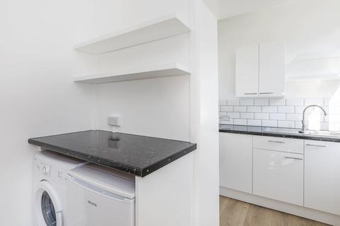 Studio to rent, Camden Road, London  N7