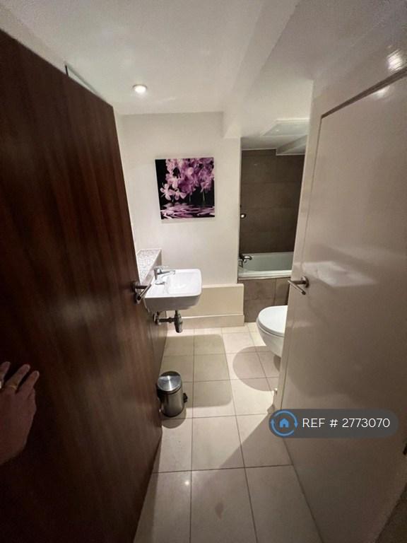 Master En-Suite (Bath, Toilet)