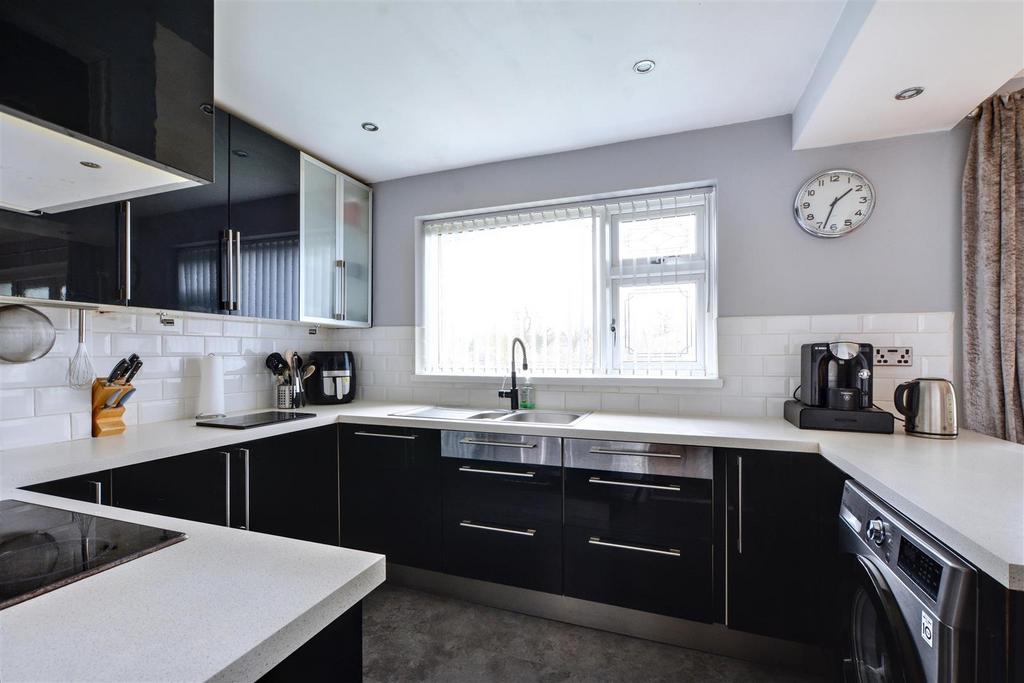 Kitchen 1.jpeg