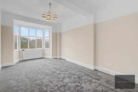2 bedroom apartment to rent, Windsor Court, The Pavement