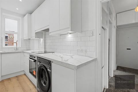 2 bedroom apartment to rent, Windsor Court, The Pavement