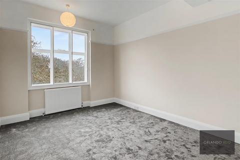 2 bedroom apartment to rent, Windsor Court, The Pavement