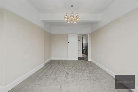 2 bedroom apartment to rent, Windsor Court, The Pavement
