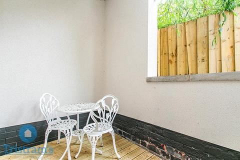 2 bedroom house share to rent, Henry Road
