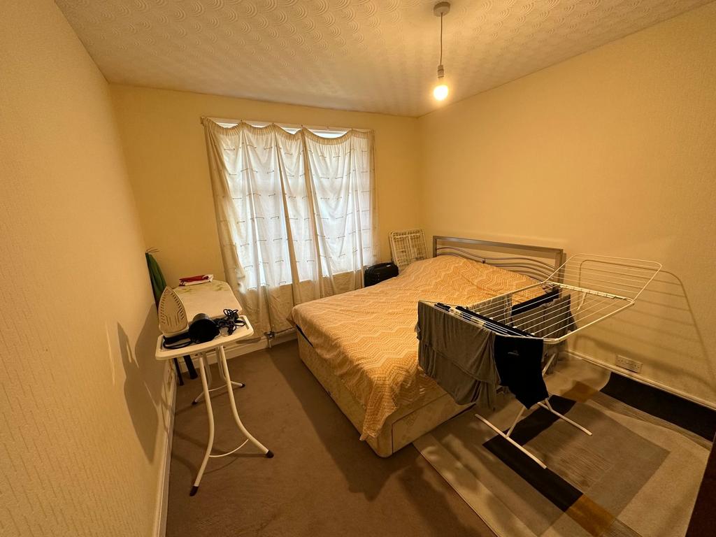 Bright double bedroom with a comfortable double...