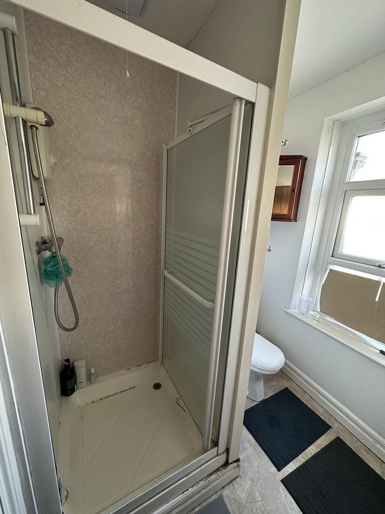 Compact bathroom with an enclosed shower cubicl...