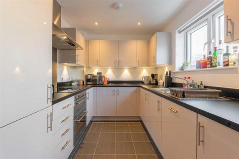 2 bedroom flat for sale, Tatler Close, Warwick