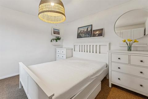 1 bedroom flat to rent, Lily Close, St Pauls Court, London, W14