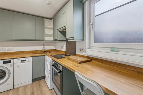 1 bedroom flat to rent, Lily Close, St Pauls Court, London, W14