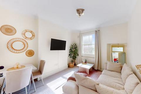 2 bedroom flat to rent, Iverson Road