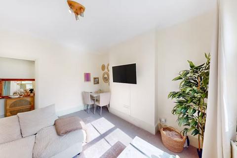 2 bedroom flat to rent, Iverson Road