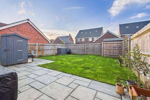 2 bedroom end of terrace house for sale, Primula Close, Crawley RH10