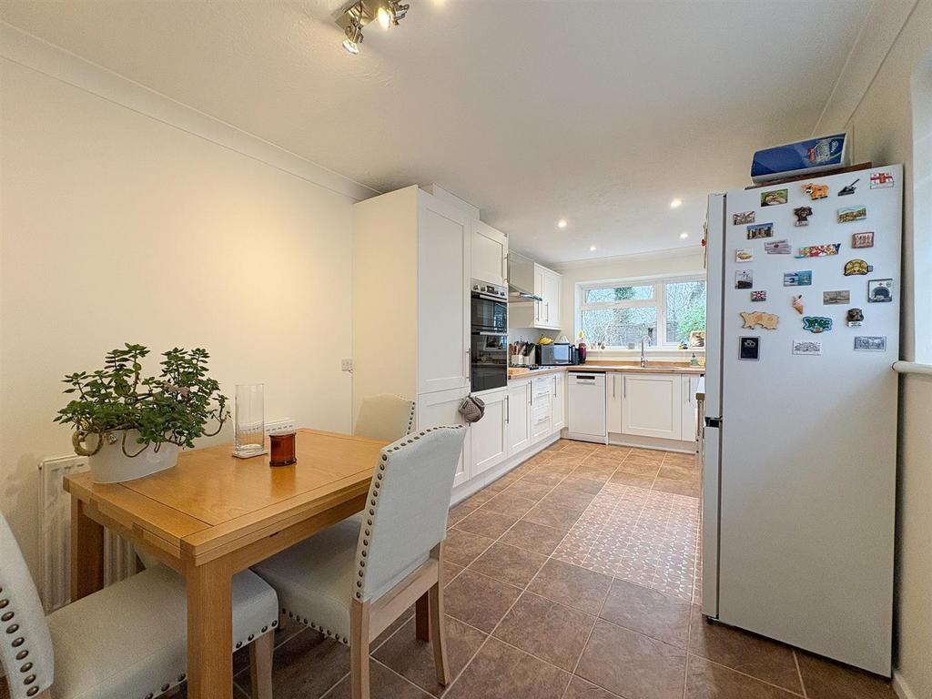 Kitchen dining.jpg