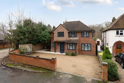 4 bedroom detached house for sale, High Road, Byfleet, KT14