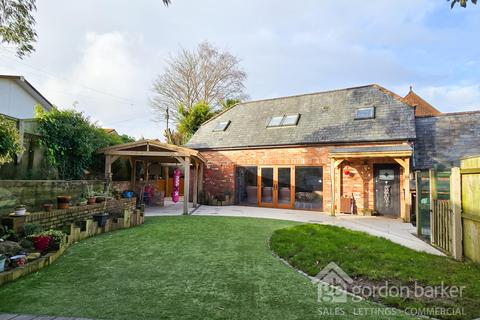 Throop Road, Throop BH8