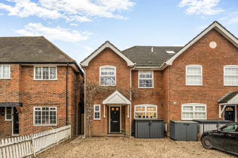 3 bedroom end of terrace house for sale, High Road, Surrey KT14