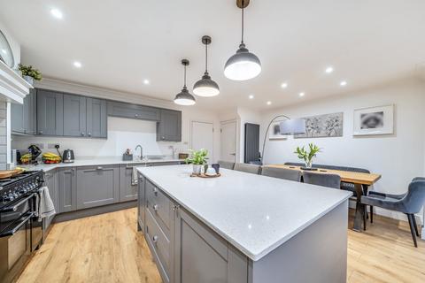 3 bedroom end of terrace house for sale, High Road, Surrey KT14