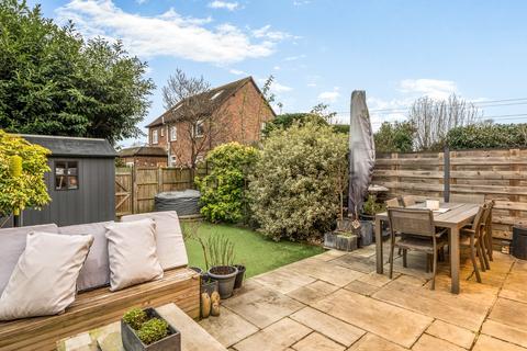 3 bedroom end of terrace house for sale, High Road, Surrey KT14