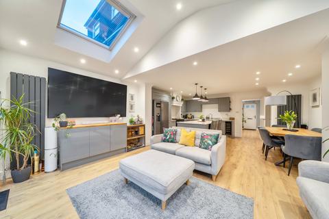 3 bedroom end of terrace house for sale, High Road, Surrey KT14