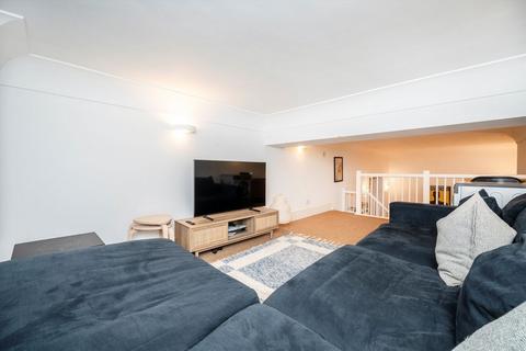 2 bedroom flat for sale, Rosebery Avenue, London EC1R