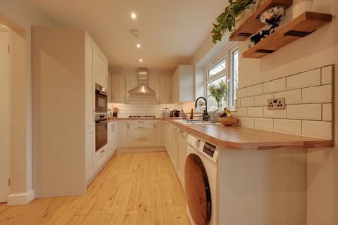 4 bedroom chalet for sale, Manor Close, Burgess Hill, RH15