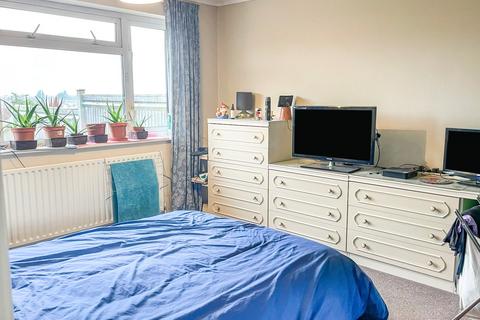 2 bedroom bungalow for sale, Willow Walk, Eastbourne, BN22