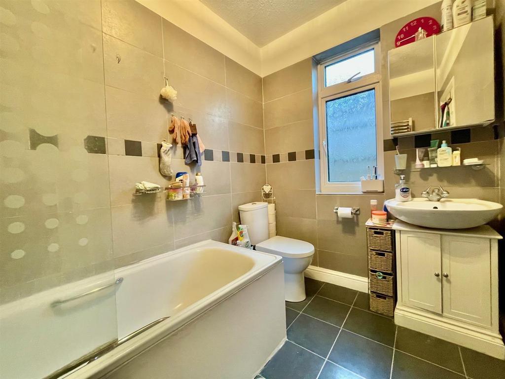 Park Drive 4 Bathroom.jpg