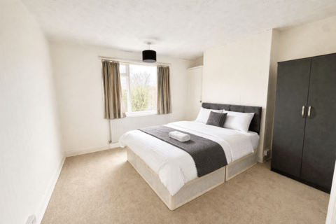 4 bedroom detached house to rent, Church Rd, Addlestone, KT15